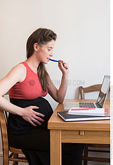 PREGNANT WOMAN WITH COMPUTER