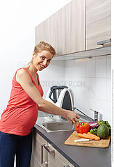 PREGNANT WOMAN IN KITCHEN