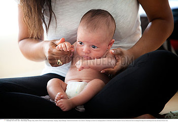 Reportage_263 Babymassage / INFANT BEING MASSAGED