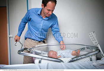 Reportage_175 Schwangerschaft Geburt  Entbindung / FATHER & NEWBORN