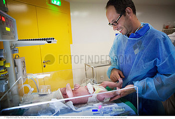 Reportage_175 Schwangerschaft Geburt  Entbindung / FATHER & NEWBORN