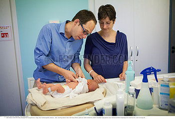 Reportage_175 Schwangerschaft Geburt  Entbindung / NEWBORN BABY HYGIENE