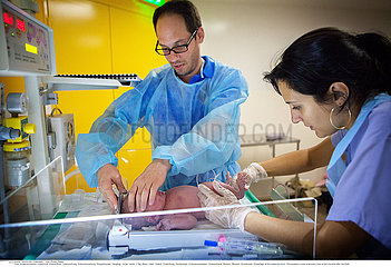 Reportage_175 Schwangerschaft Geburt  Entbindung / MEASURING HEIGHT  NEWBORN BABY