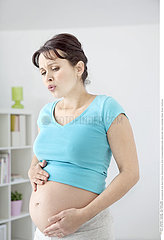 PREGNANT WOMAN  CONTRACTION