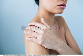 SHOULDER PAIN IN A WOMAN