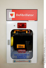 Semi-automatic heart defibrillator