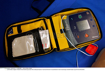 Portable semi-automatic heart defibrillator