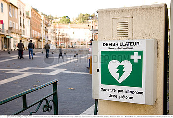 Semi-automatic heart defibrillator