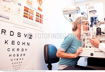 Serie Reportage_107 Augenuntersuchung /Ophtalmology