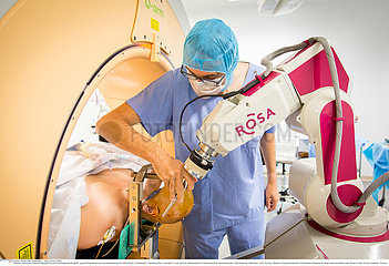 Reportage Roboter-Assistent ROSA / Neurosurgery