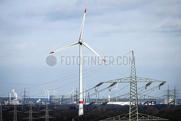 Windraeder und Strommaste  Gelsenkirchen  Ruhrgebiet  Nordrhein-Westfalen  Deutschland