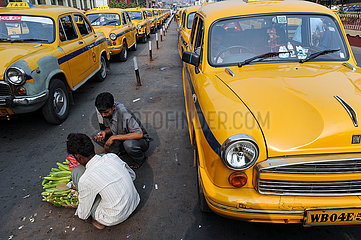 Kolkata (Kalkutta)  Indien  Reihen gelber Taxis vor dem Bahnhof Haora