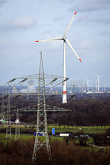 Windraeder und Strommaste  Gelsenkirchen  Ruhrgebiet  Nordrhein-Westfalen  Deutschland