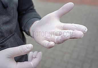 Berlin  Deutschland - Mann mit Einmal-Handschuhen