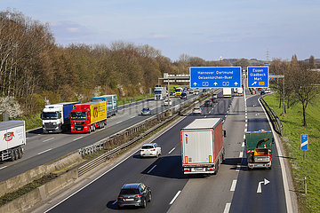 LKW und Autos fahren auf der Autobahn A2  Gladbeck  Ruhrgebiet  Nordrhein-Westfalen  Deutschland