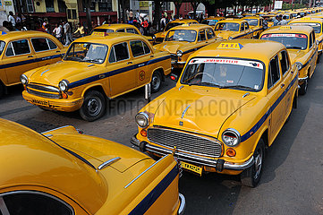 Kolkata (Kalkutta)  Indien  Reihen gelber Taxis vor dem Bahnhof Haora