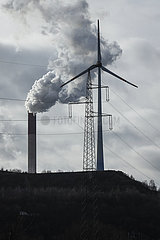 Windraeder  Strommast und rauchende Schlote  Kraftwerk Scholven  Uniper Steinkohlekraftwerk  Gelsenkirchen  Ruhrgebiet  Nordrhein-Westfalen  Deutschland