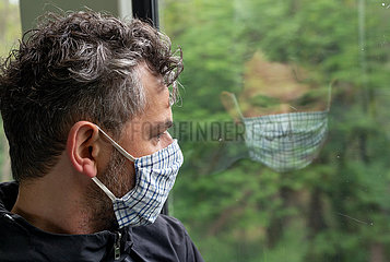 Berlin  Deutschland - Mann mit Schutzmaske in der Berliner S-Bahn