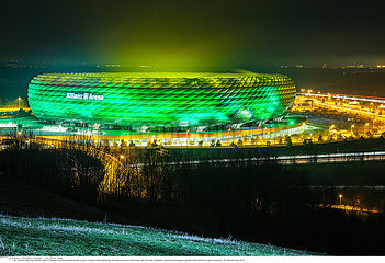 St. Patricks Day  das Stadion des FC Bayern in grün
