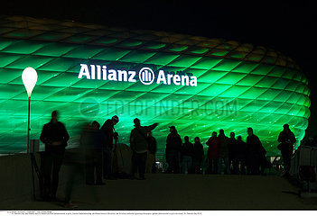 St. Patricks Day  das Stadion des FC Bayern in grün
