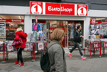 Deutschland  Berlin - 1-Euro-Shop im Stadtteil Schoeneberg
