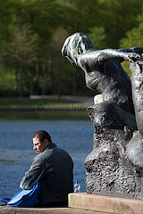 Deutschland  Bremen - Mann an einem Teich im Buergerpark