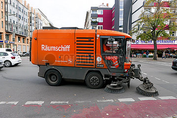 Deutschland  Berlin - RAUEMSCHIFF der Berliner Stadtreinigung im Stadtteil Schoeneberg