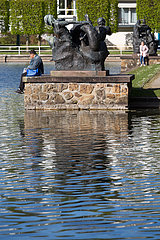Deutschland  Bremen - Menschen an einem Teich im Buergerpark