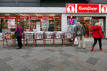 Deutschland  Berlin - 1-Euro-Shop im Stadtteil Schoeneberg