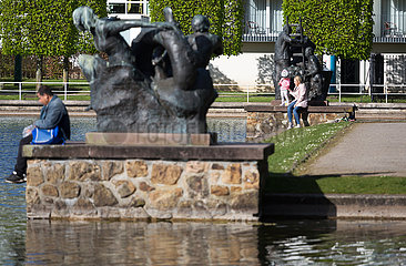 Deutschland  Bremen - Menschen an einem Teich im Buergerpark