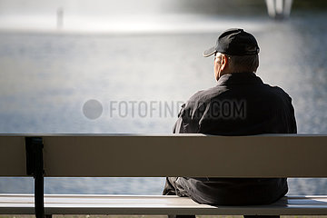 Deutschland  Bremen - Rentner sitzt an einem Teich im Buergerpark