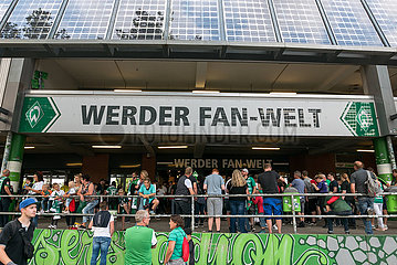 Deutschland  Bremen - Fanshop im Weserstadion  Tag der Fans beim Fussball-Bundesliga-Verein Werder Bremen