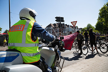 Deutschland  Bremen - Polizeieinsatz zwischen rechter und linker Demonstration zum Thema Corona-Lockdown