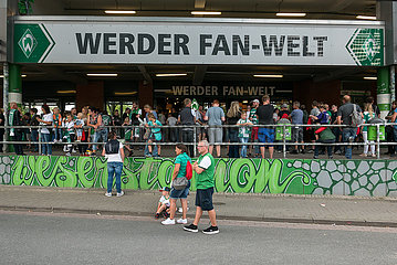 Deutschland  Bremen - Fanshop im Weserstadion  Tag der Fans beim Fussball-Bundesliga-Verein Werder Bremen