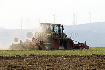 Gestuet Westerberg  Landwirt grubbert sein Feld