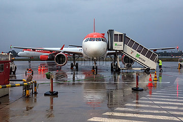 Berlin  Deutschland  Airbus A320 der Fluggesellschaft easyjet auf dem Vorfeld des Flughafen Schoenefeld