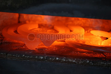 Muenchehofe  Hufeisen werden in einem Ofen erhitzt