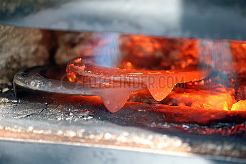 Muenchehofe  Hufeisen werden in einem Ofen erhitzt