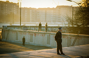 NVA Soldaten bewachen die Berliner Mauer
