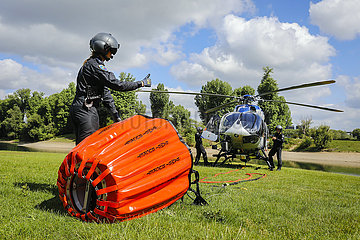 Polizeihubschrauber bei Einsatzuebung mit Loeschwasserbehaelter BAMBI BUCKET  Duesseldorf  Nordrhein-Westfalen  Deutschland