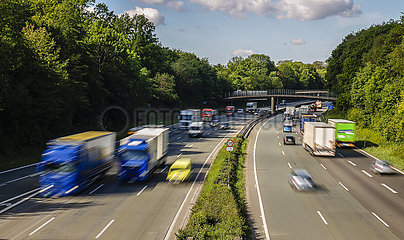 Viele LKW fahren auf der Autobahn A2  Bottrop  Ruhrgebiet  Nordrhein-Westfalen  Deutschland