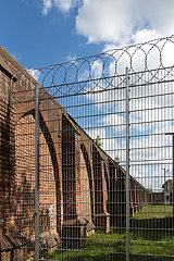 Deutschland  Bremen - Aussenmauer und Zaun der Justizvollzugsanstalt Oslebshausen