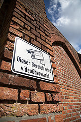 Deutschland  Bremen - Aussenmauer der Justizvollzugsanstalt Oslebshausen  Hinweis auf Videoueberwachung