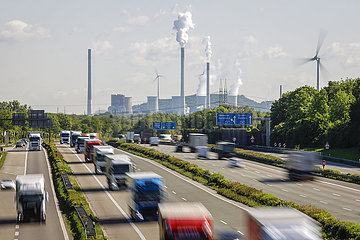 Viele LKW fahren auf der Autobahn A2  Bottrop  Ruhrgebiet  Nordrhein-Westfalen  Deutschland