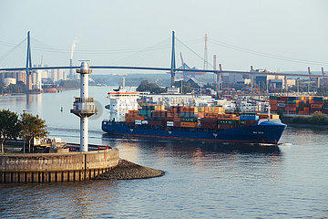 Containerschiff Wes Gesa auf der Elbe im Hafen Hamburg
