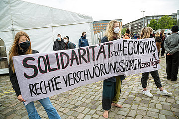 Deutschland  Bremen - Junge linke Aktivisten bei Gegendemonstration von Protesten gegen den Corona-Lockdown