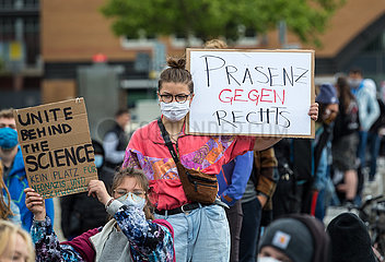 Deutschland  Bremen - Junge linke Aktivisten bei Gegendemonstration bei Gegendemonstration von Protesten gegen den Corona-Lockdown