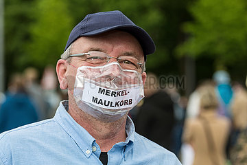 Deutschland  Bremen - Demonstration gegen Corona-Restriktionen  Atemschutzmaske als Symbol fuer angebliche Zensur