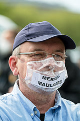 Deutschland  Bremen - Demonstration gegen Corona-Restriktionen  Atemschutzmaske als Symbol fuer angebliche Zensur