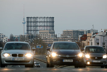 Berlin  Deutschland  Blick auf den Gasometer Schoeneberg und den Berliner Fernsehturm an einer Autobahnabfahrt der A103
